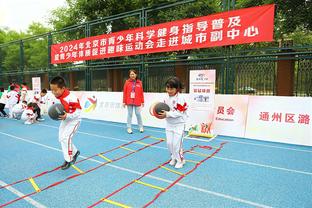 ?东契奇节奏步伐骗到夏普 上篮之后露出一脸坏笑